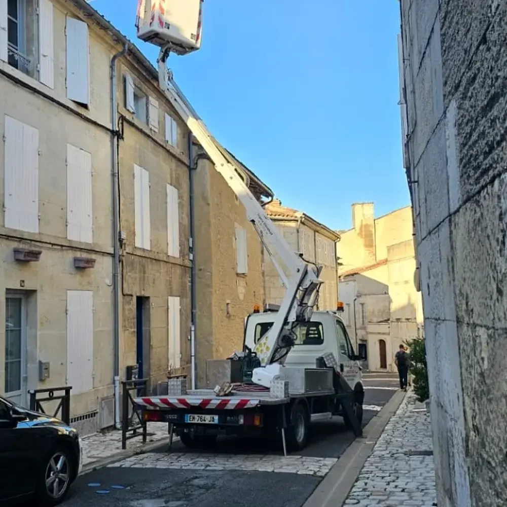 Nacelle utilisée pour accéder à une toiture en centre-ville